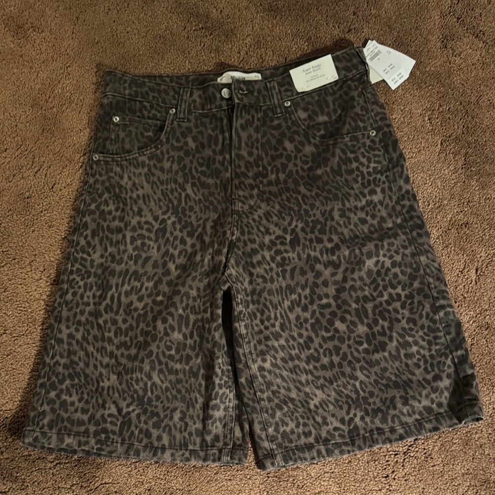 🐆NWT - Hollister Men’s Leopard Print Denim Super Baggy Jean Shorts🐆